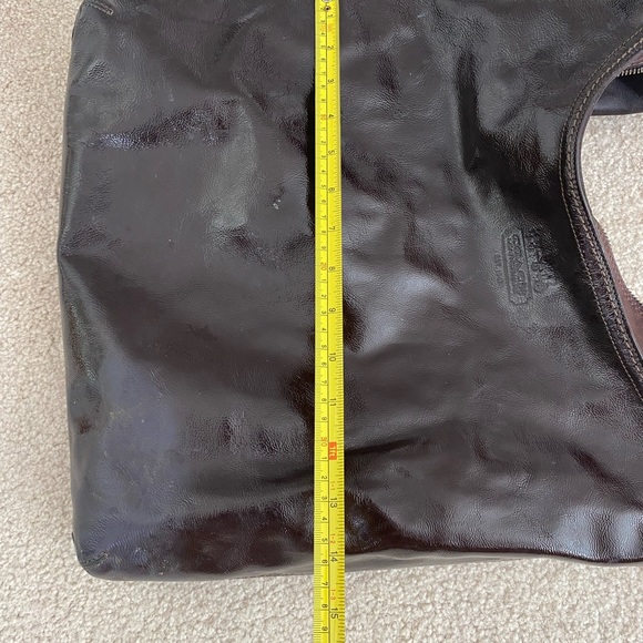 Large coach utility bag brown. Patent leather . - Picture 9 of 12